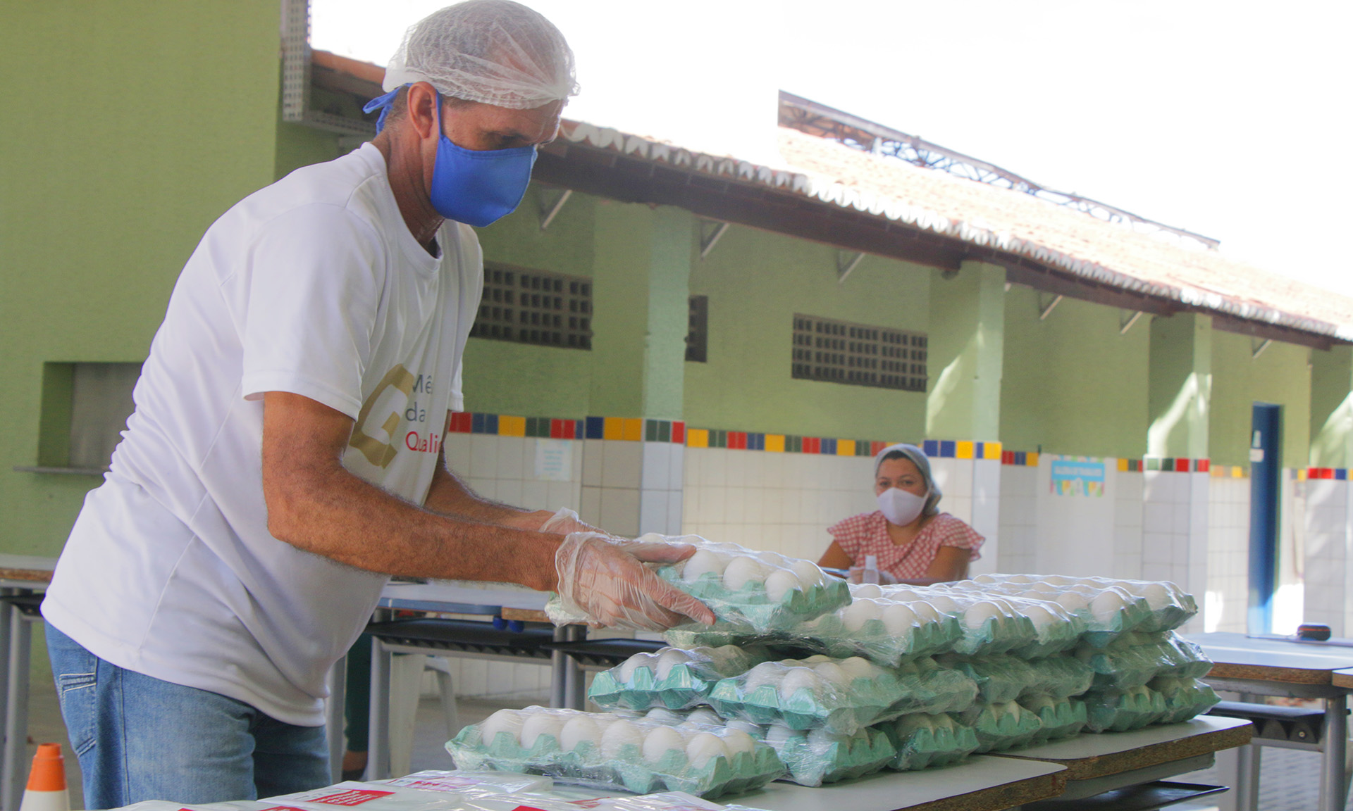 homem segurando uma bandeja de ovos